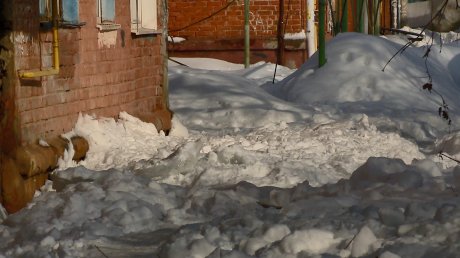 На Леонова, 32, при сбивании льда с крыши повредили водостоки