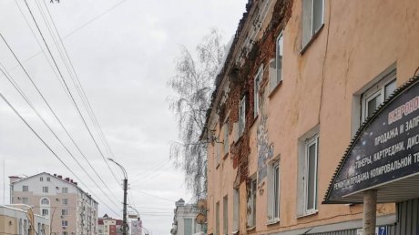 Стена дома на ул. Куйбышева осыпается на головы прохожим