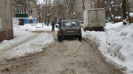 На улице Краснова тротуары и дороги утонули в снежной каше