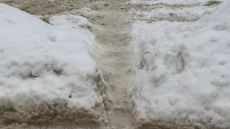 На улице Краснова тротуары и дороги утонули в снежной каше