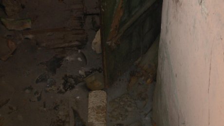 Многоэтажку на ул. Чехова затопило канализационными стоками