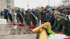 Пензенцы возложили цветы к монументу на проспекте Победы