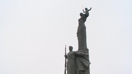 Пензенцы возложили цветы к монументу на проспекте Победы