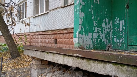 Пензенец опасается обрушения входной группы дома на Ладожской