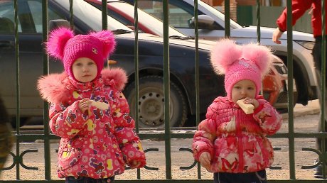 Детей с Донбасса прокатили на внедорожниках по ахунскому лесу