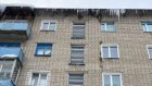На ул. Ворошилова после схода наледи крышу очистили от снега