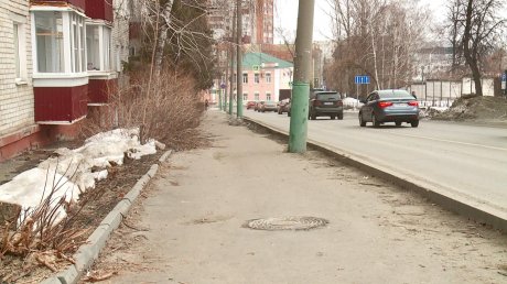 Тротуар на улице Захарова перенес серьезные потрясения