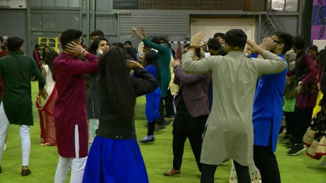 В Пензе студенты-индийцы танцевали несколько часов подряд