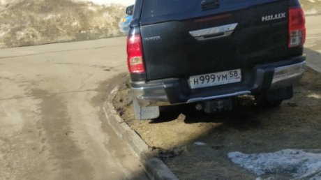 Водитель автомобиля Toyota испортил газон на ул. Ладожской