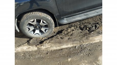 Водитель автомобиля Toyota испортил газон на ул. Ладожской