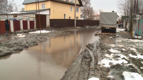 Ни канализации, ни дороги: улицу Крамского перекопали и бросили