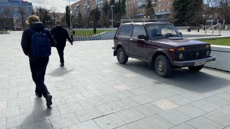 В Пензе три водителя перепутали Фонтанную площадь с парковкой