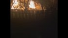 В Кондоле пламя уничтожило сарай и опалило стену дома