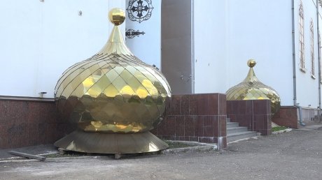 На Вознесенском соборе в Кузнецке начали устанавливать новые купола