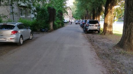 Пензенец борется с парковкой на газоне на ул. Луначарского