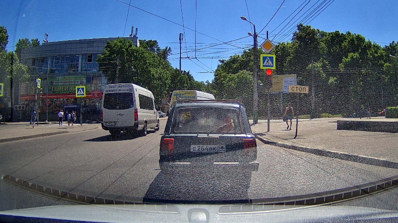 На Ленинградской правила нарушили водители сразу двух маршруток