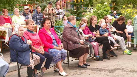 Жители дома на Тепличной отметили 40-летие девятиэтажки