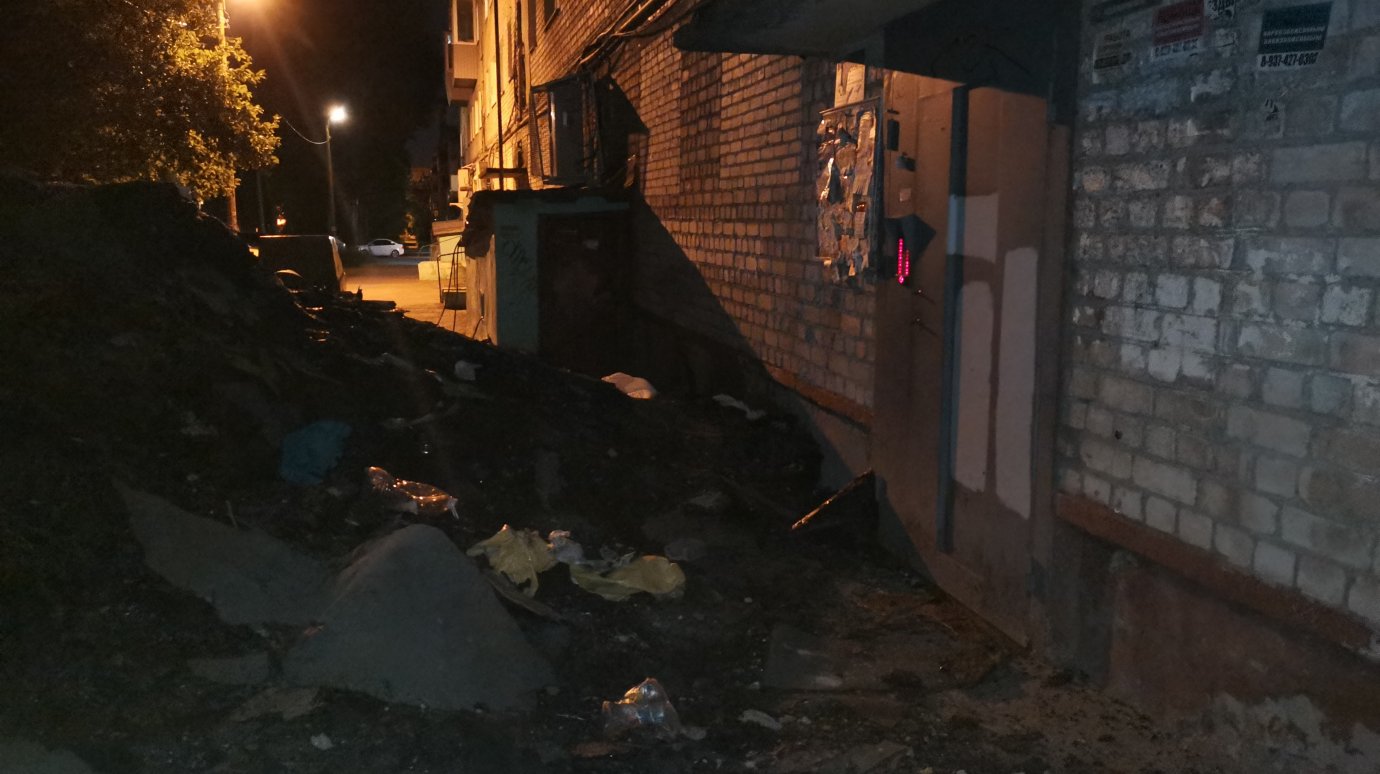 На проспекте Победы вход в подъезд завалили строительным мусором