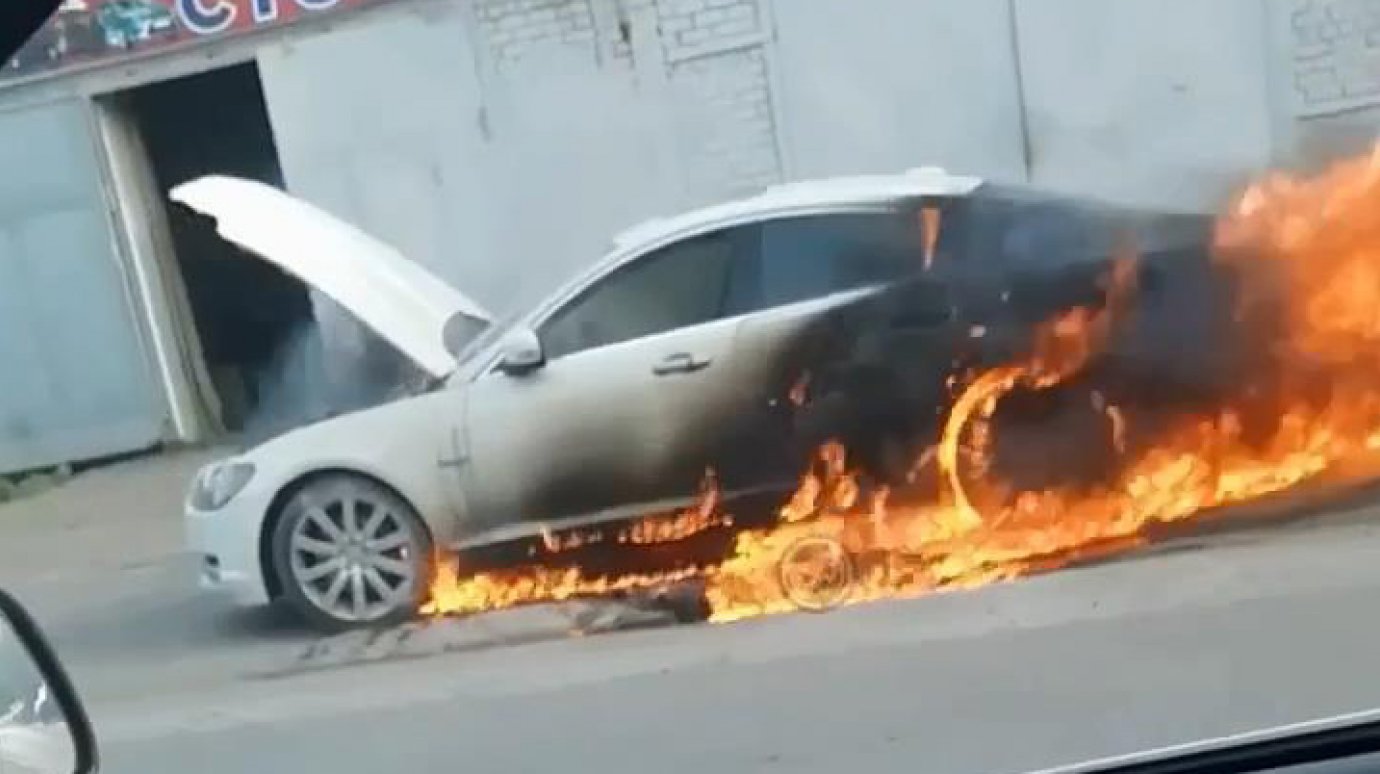 В Заречном вспыхнул припаркованный Jaguar XF