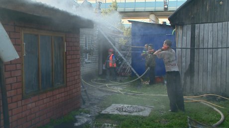 Сгорело все: пожар на Первомайской тушили всей улицей