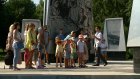 У стелы в сквере «40 лет Победы» проводят экскурсии для школьников