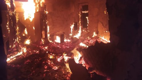 На территории ЗИФа загорелись три заброшенных здания