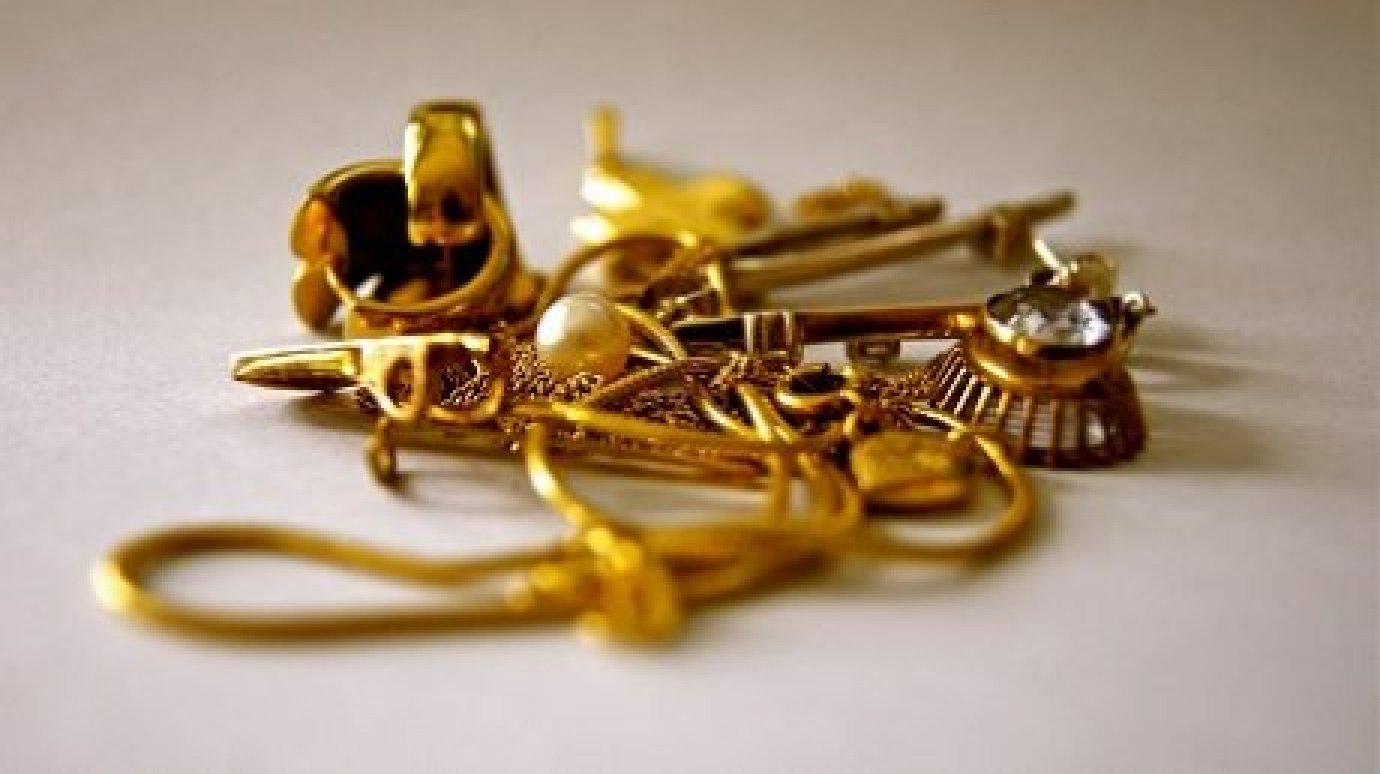 В Пензе с женщины сняли золотые украшения на 140 000 в подъезде дома