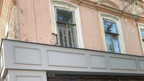 Часть стены дома на Московской едва не рухнула на головы прохожим