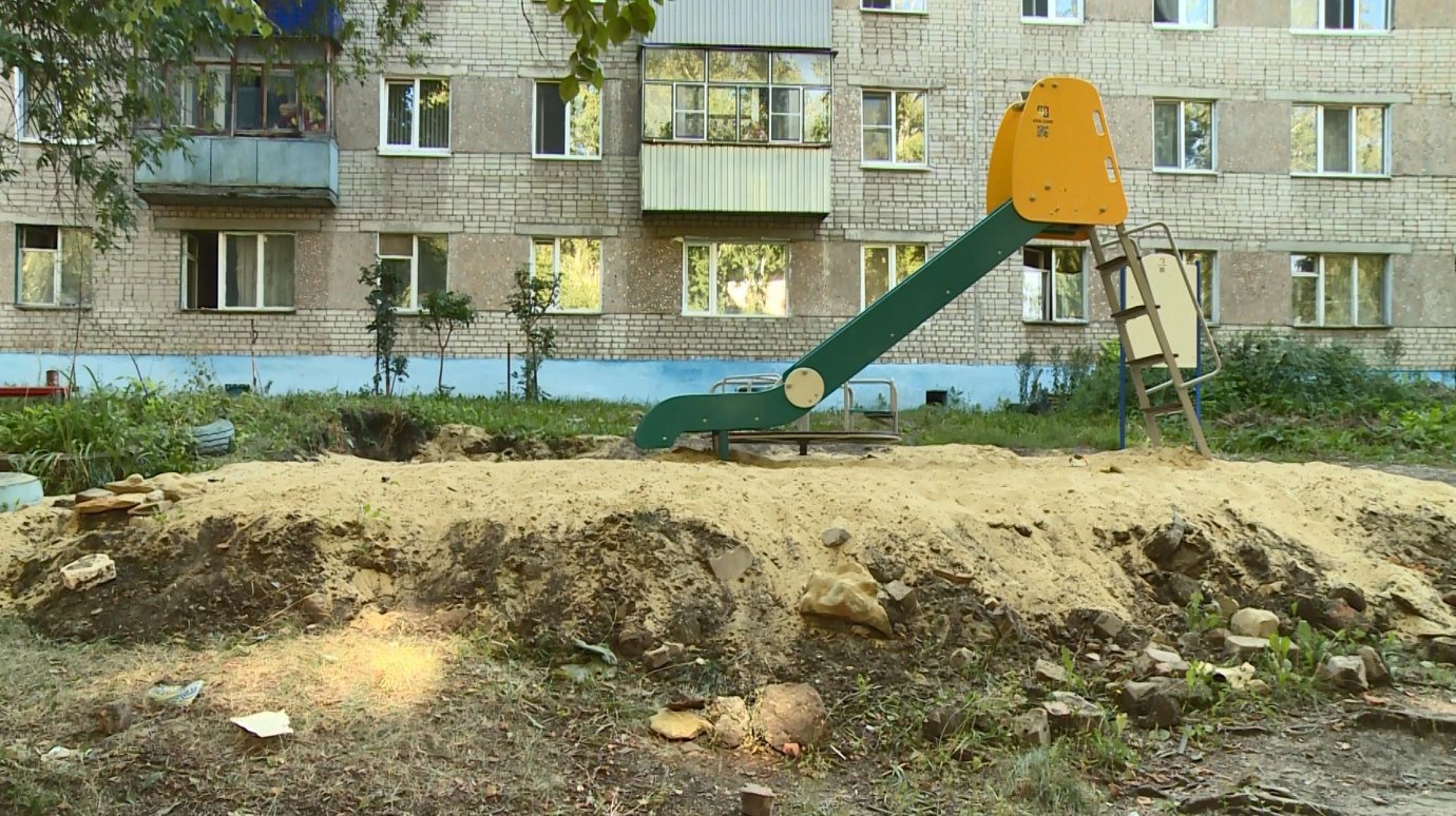 На улице Ульяновской дети рискуют получить травмы на новой площадке