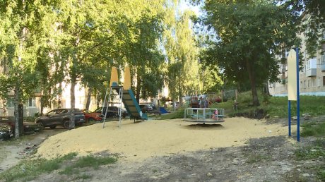 На улице Ульяновской дети рискуют получить травмы на новой площадке
