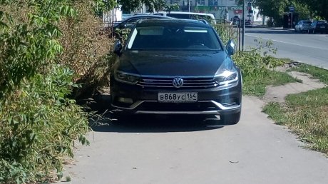 Иномарку с саратовскими номерами оставили на тротуаре на ул. Крупской