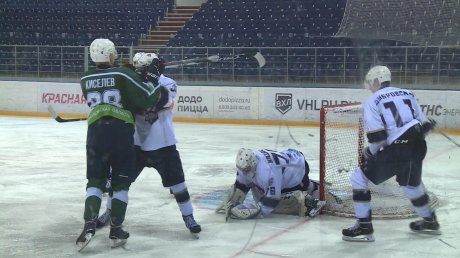 В Пензе хоккеисты вступили в борьбу на Кубке Сергея Андронова
