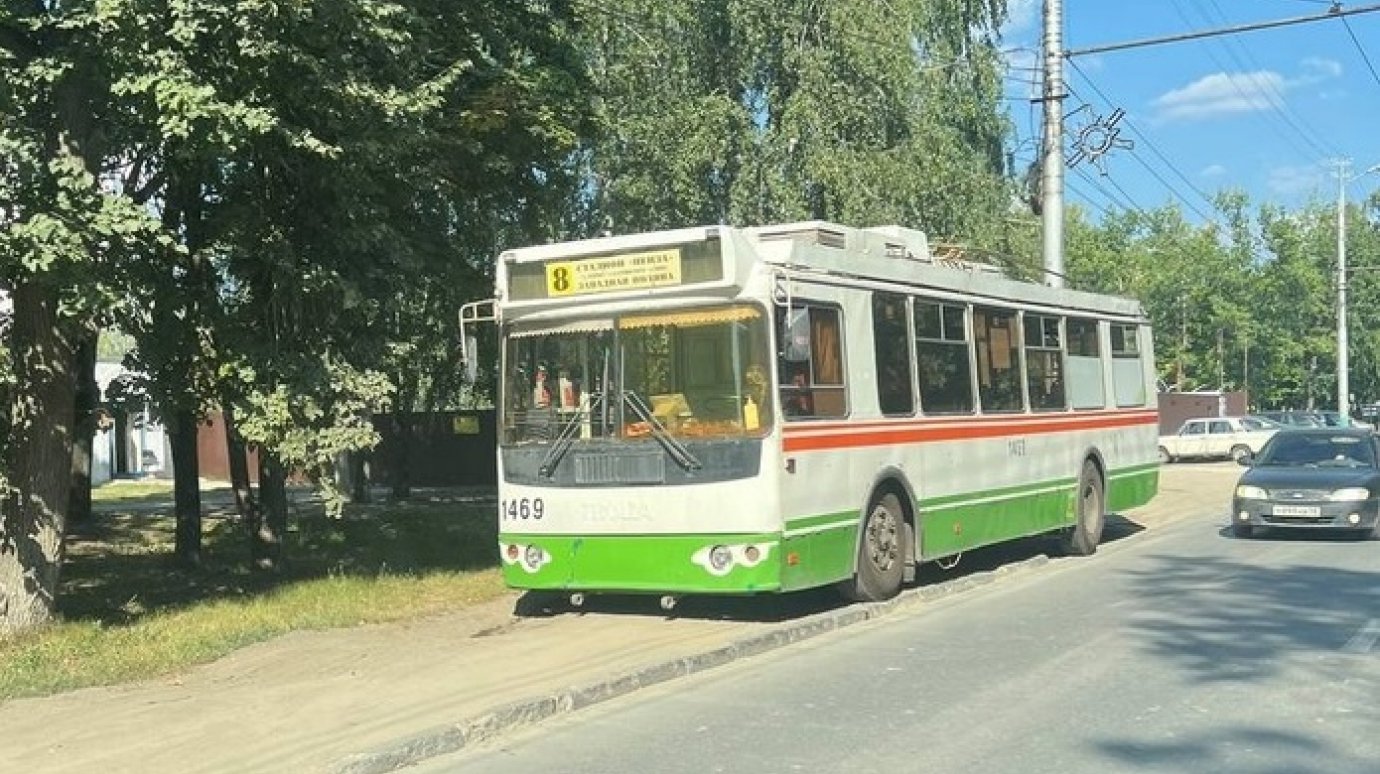 Пензенец: На улице Попова троллейбусы паркуются на газоне