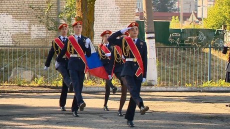 Пензенские школьники начали неделю с подъема флага