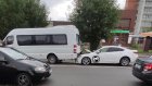 На улице Стасова образовалась пробка из-за ДТП с микроавтобусом