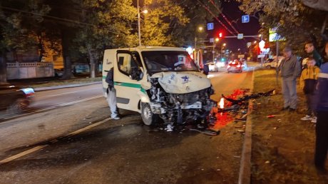 Mercedes разорвало на две части после ДТП на улице Луначарского