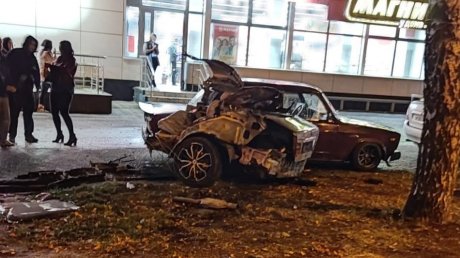 Mercedes разорвало на две части после ДТП на улице Луначарского