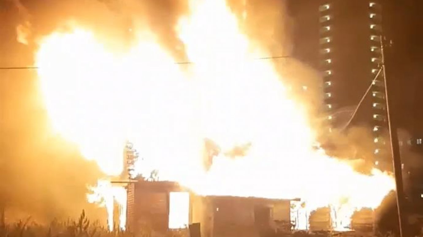 На улице Маресьева в Пензе сгорел частный дом