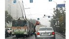 Водители троллейбусов создают пробку при повороте на улицу Мира
