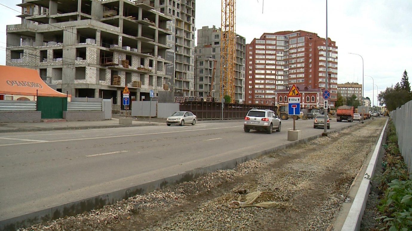 Дорогу на улице Урицкого вскрыли для врезки в водопровод