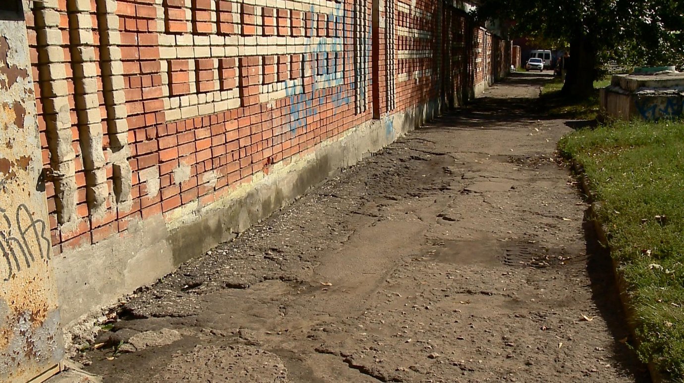 Тротуар на Красной Горке не дает пешеходам утратить бдительность