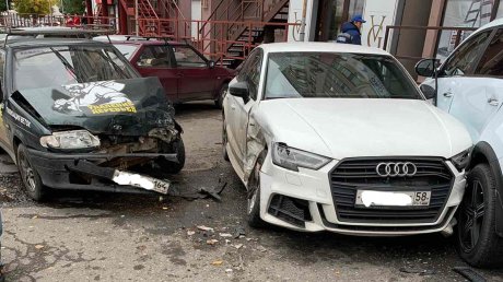 На улице Калинина водитель врезался в машины на парковке