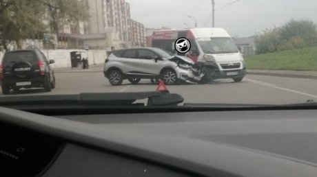 На улице Воронова в Пензе маршрутка столкнулась с иномаркой
