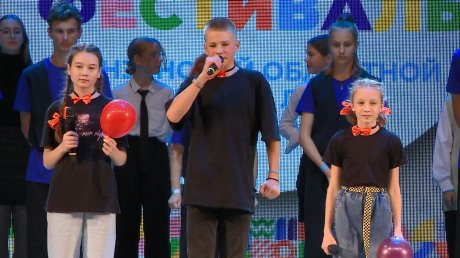 В Пензе школьники померились чувством юмора на фестивале КВН