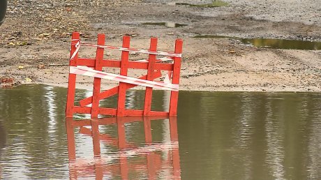 Огромная лужа на улице Антонова отрезала жильцов от дороги