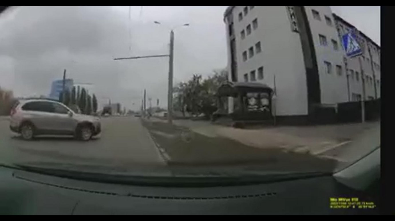 В Пензе водитель выехал на тротуар, чтобы избежать столкновения