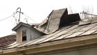 В Пензе рабочие восстановили крышу полусгнившими листами железа