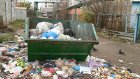 Контейнерную площадку на улице Токарной завалили мусором