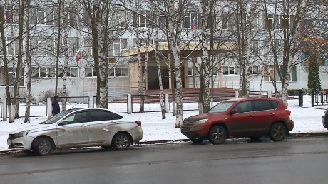 Рядом со школой на Тернопольской вдоль дороги исчезла ограда