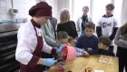 В Каменке детям показали, как делают конфеты и пирожные